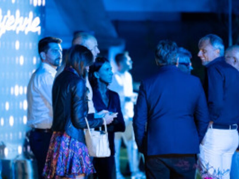 La nuova Cayenne - Further, together