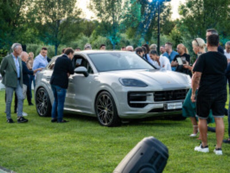 La nuova Cayenne - Further, together