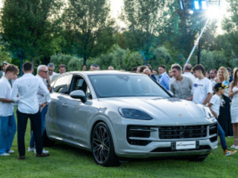 La nuova Cayenne - Further, together