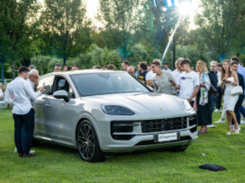 La nuova Cayenne - Further, together